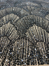 Fekete Couture Csipke Geometriai Mintával, Gyöngyökkel, Gyöngyöcskékkel és Flitterekkel